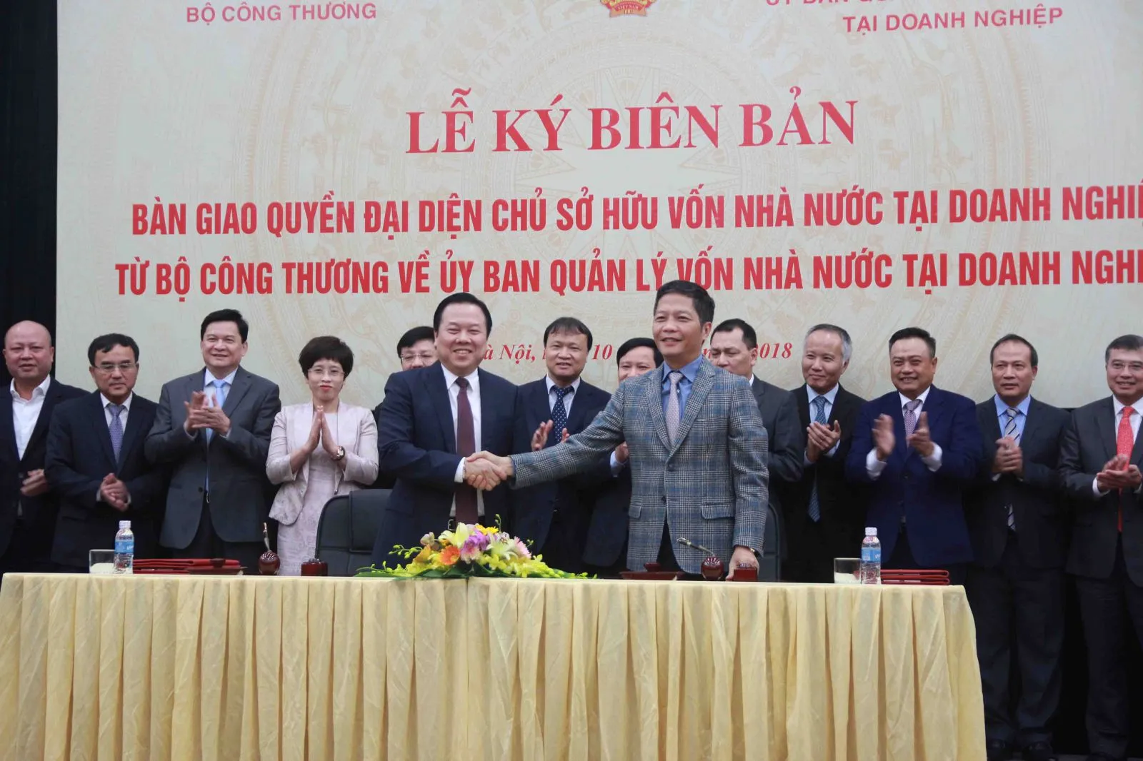 Bộ trưởng Trần Tuấn Anh và Chủ tịch Ủy ban Nguyễn Hoàng Anh ký kết văn bản bàn giao, đánh dấu chính thức quyền đại diện chủ sở hữu 6 Tập đoàn, Tổng Công ty chuyển sang Ủy ban Quản lý vốn nhà nước tại doanh nghiệp Bộ trưởng Trần Tuấn Anh và Chủ tịch Ủy ban Nguyễn Hoàng Anh ký kết văn bản bàn giao, đánh dấu chính thức quyền đại diện chủ sở hữu 6 Tập đoàn, Tổng Công ty chuyển sang Ủy ban Quản lý vốn nhà nước tại doanh nghiệp