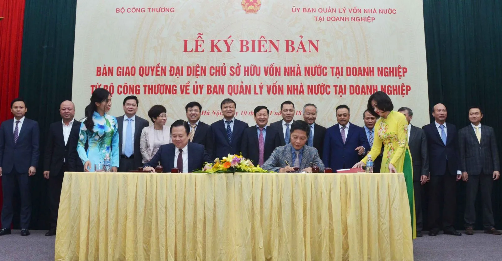 Bộ trưởng Trần Tuấn Anh và Chủ tịch Ủy ban Nguyễn Hoàng Anh ký kết văn bản bàn giao, đánh dấu chính thức quyền đại diện chủ sở hữu 6 Tập đoàn, Tổng Công ty chuyển sang Ủy ban Quản lý vốn nhà nước tại doanh nghiệp Bộ trưởng Trần Tuấn Anh và Chủ tịch Ủy ban Nguyễn Hoàng Anh ký kết văn bản bàn giao, đánh dấu chính thức quyền đại diện chủ sở hữu 6 Tập đoàn, Tổng Công ty chuyển sang Ủy ban Quản lý vốn nhà nước tại doanh nghiệp